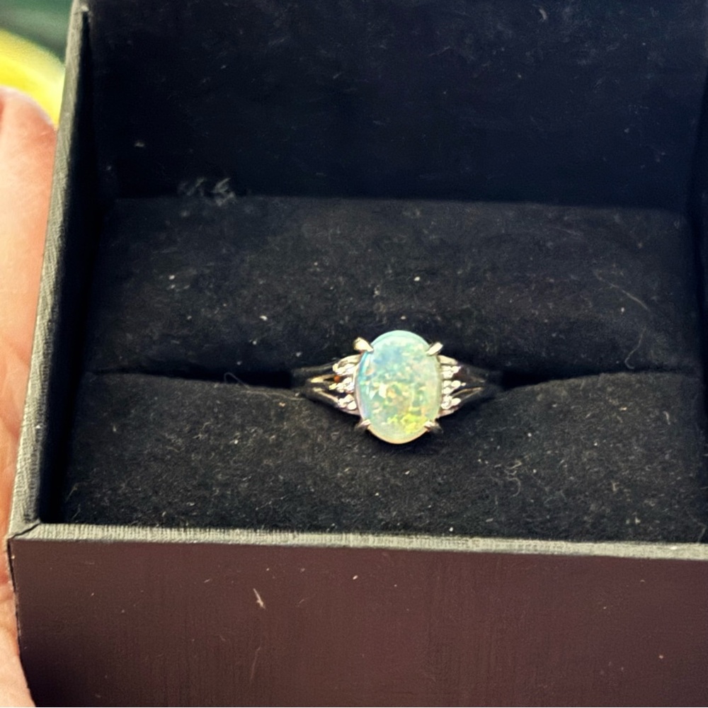 Elegant Opal 18 kt  platinum silver ring with natural diamonds